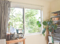 キッチンの窓のカーテン